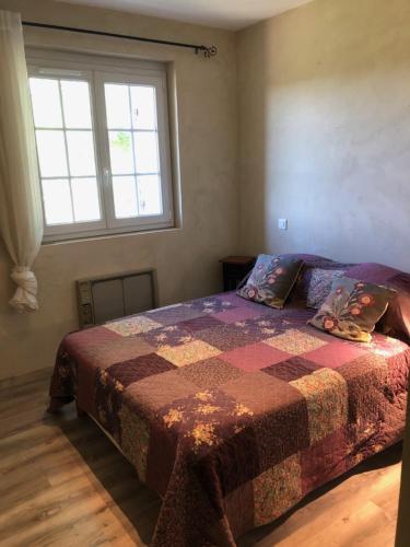 une chambre avec un lit et une fenêtre dans l'établissement Beautiful Cottage, à Montayral