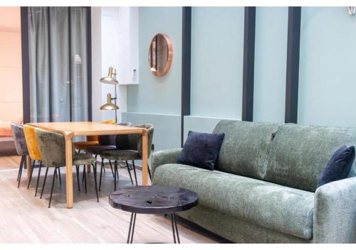 un salon avec un canapé et une table dans l'établissement Apartment Saint Germain des Près by Studio prestige, à Paris