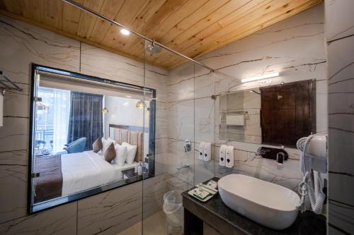 Bilik mandi di Abhilashi Inn Kasol