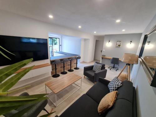 un salon avec une table de ping-pong dans l'établissement Séjournez à 3 min des remparts confort et accessibilité, à Aigues-Mortes