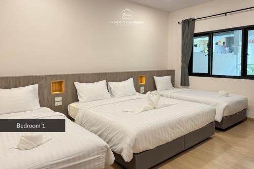Una cama o camas en una habitación de CHANN's Guesthouse