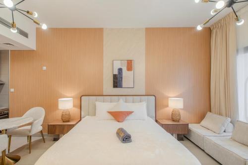 Postel nebo postele na pokoji v ubytování City Central Luxury Apartment With Balcony by Bluecloud Holidays