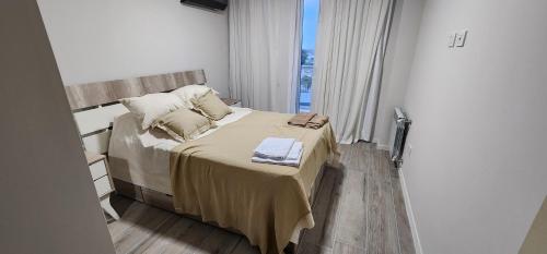 a small bedroom with a bed and a window at Departamento en Puerto Santa Fe in Santa Fe