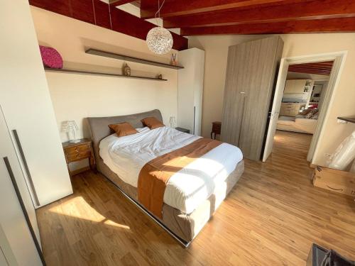 Ένα ή περισσότερα κρεβάτια σε δωμάτιο στο The Urban Nest 2, Spacious, wifi and near the red metro