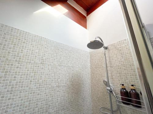 Ένα μπάνιο στο The Urban Nest 2, Spacious, wifi and near the red metro