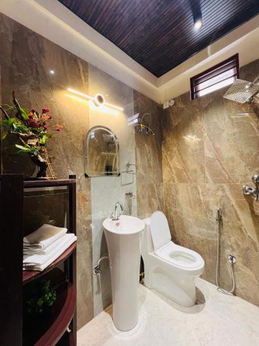 a bathroom with a toilet and a sink at Shiv Sadan in Jaipur