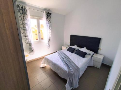 Un dormitorio con una cama y una ventana en Dúplex Casa Nerea, en Santa Cruz de la Palma