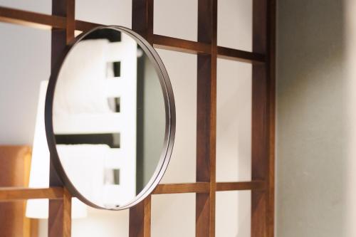 a round mirror hanging on a wooden door at Boutiquehotel Ochsen in Lenzkirch
