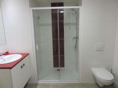 Bilik mandi di Appart-Hôtel Mer & Golf City Bordeaux Bassins à flot
