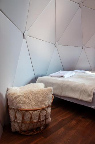 a room with two beds and a chair at Amalia Glamp in Wierzchosław