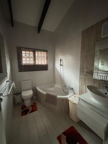 a bathroom with a tub and a toilet and a sink at Natspat 10 in Margate