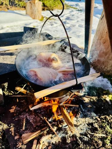 two chickens cooking in a pan over a fire at Ubytování v šumavském domě in Nové Hutě