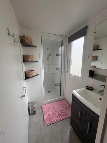 une salle de bain blanche avec une douche et un lavabo dans l'établissement Mobil-home Elite 4-6 pers - Vias Camping La Carabasse, à Vias
