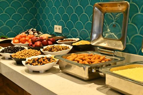 伊斯坦布尔Sogut Hotel Old City的自助餐桌上摆满了各种不同类型的食物