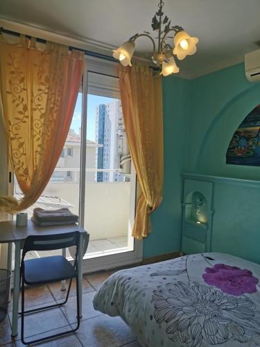 une chambre avec un lit, une table et une fenêtre dans l'établissement Chambre privée dans un appartement de 4 chambres, à Toulon