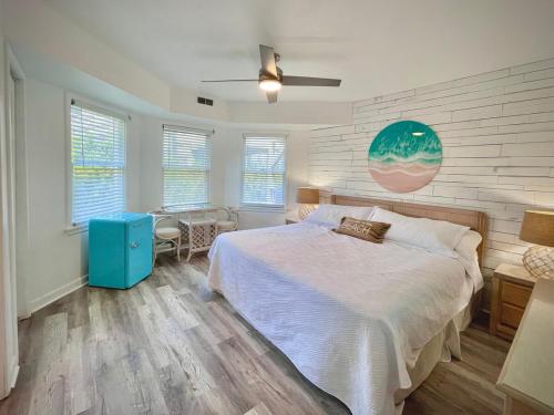 Giường trong phòng chung tại Oceanfront 4 Bedroom Salvo Sandcastle Hot Tub