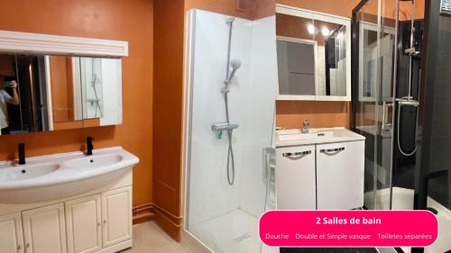 La salle de bains est pourvue d'une douche, de 2 lavabos et d'une cabine de douche. dans l'établissement Appartement 4 chambres Idéal 24h moto & voiture, au Mans