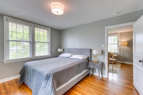 Un dormitorio con una cama y dos ventanas. en 2 Mi to Dtwn Pensacola Charming Apartment, en Pensacola