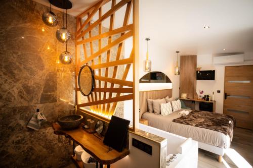 - une chambre avec un lit et un bureau avec un miroir dans l'établissement Les Jardins Secrets - Gare & Centre by Apparts Spa Dijon, à Dijon