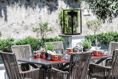 a table with chairs and a table with glasses on it at Mair Am Ort Living Hotel B&B in Parcines