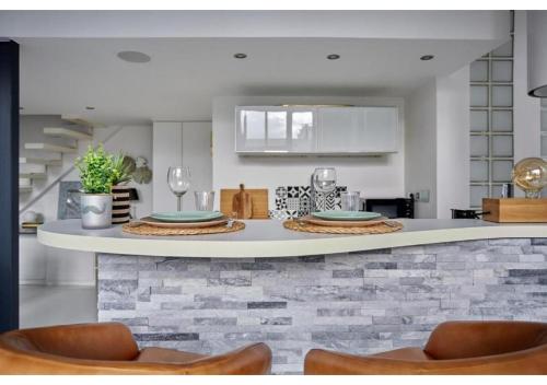 d'une cuisine avec un comptoir avec deux assiettes. dans l'établissement Duplex Center of Paris by Studio prestige, à Paris