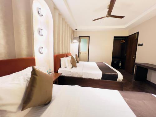 Hotel White Pearl - Colaba Mumbaiにあるベッド