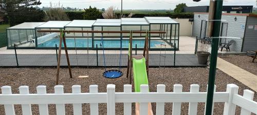 une aire de jeux en face d'une piscine dans l'établissement La picarde, au Crotoy
