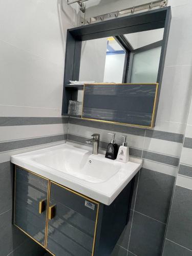 a bathroom with a sink and a mirror at Hoàng Gia 2 Hotel in Ấp An Phú
