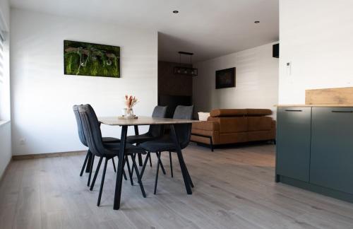 une cuisine et une salle à manger avec une table et des chaises dans l'établissement L'escale cosy, à Bourbourg