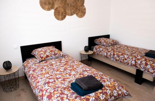 Ένα ή περισσότερα κρεβάτια σε δωμάτιο στο L'escale cosy