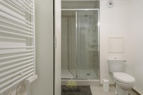 une salle de bain avec douche et toilettes dans l'établissement Cassassiens Chénelette - T2 - 5min DisneyLand, à Chessy