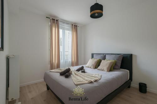 une chambre avec un lit avec deux ours en peluche dessus dans l'établissement Cassassiens Chénelette - T2 - 5min DisneyLand, à Chessy