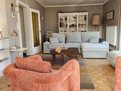 un salon avec un canapé et deux chaises dans l'établissement Charming house Riquewihr, Alsace, à Riquewihr