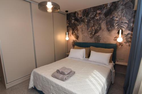 Thea Dora 10b luxe stay