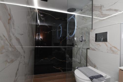 Thea Dora 10b luxe stay