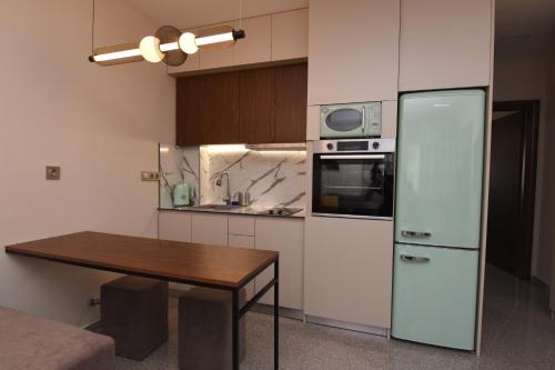Thea Dora 10b luxe stay