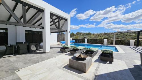 Swimmingpoolen hos eller tæt på Spectacular 4 bed villa at El Valle Golf Resort