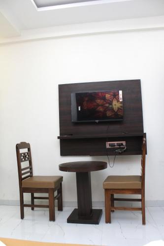 Televisyen dan/atau pusat hiburan di Hotel Aayan Lodging & Boarding