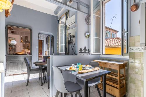 une salle à manger avec deux tables et une fenêtre dans l'établissement Belle etoile au coeur du village, à Villefranche-sur-Mer