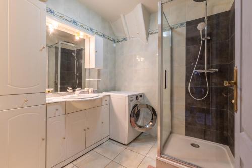 La salle de bains est pourvue d'un lave-linge et d'une douche. dans l'établissement Belle etoile au coeur du village, à Villefranche-sur-Mer