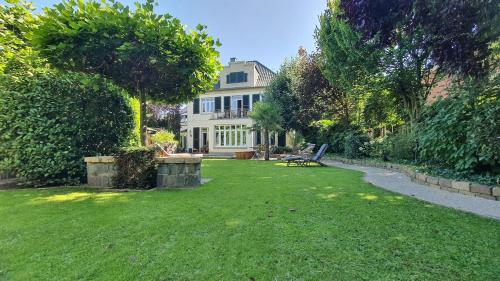 Κήπος έξω από το Deer House Boarding Suite