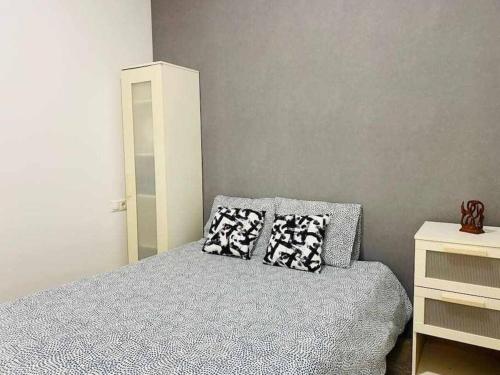 Un dormitorio con una cama con dos almohadas encima. en Apart 4- Trip - Benalmadena, en Benalmádena
