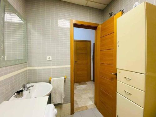 un baño con lavabo y espejo en Apart 4- Trip - Benalmadena, en Benalmádena