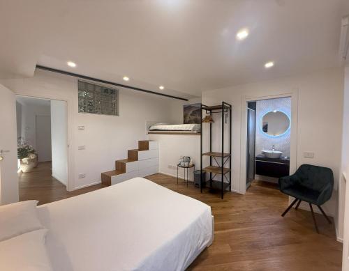 Ένα ή περισσότερα κρεβάτια σε δωμάτιο στο East West Room