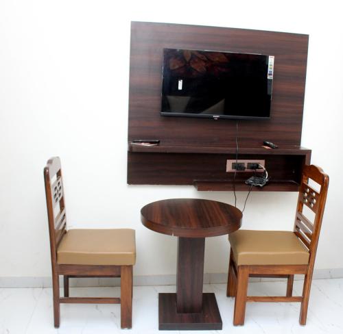 Televisyen dan/atau pusat hiburan di Hotel Aayan Lodging & Boarding