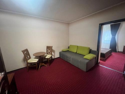 a room with a couch and a table and chairs at Stupari in Shaian