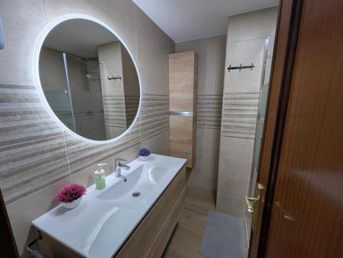a bathroom with a sink and a mirror at Apartamento con Terraza de Ensueño junto al Mar in Cullera