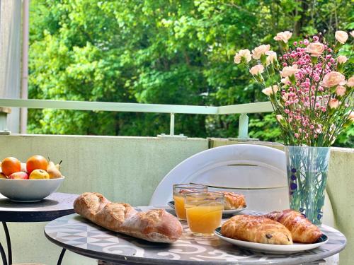 - une table avec des croissants, du jus d'orange et du pain dans l'établissement 