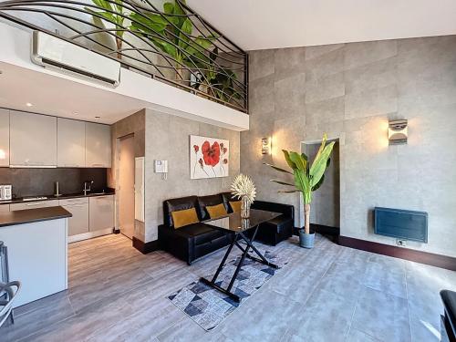 un salon avec un canapé et une table dans l'établissement Hoche, à Cannes