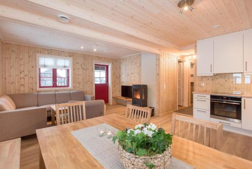 a kitchen and living room with a table and a couch at Rauland Feriesenter in Rauland